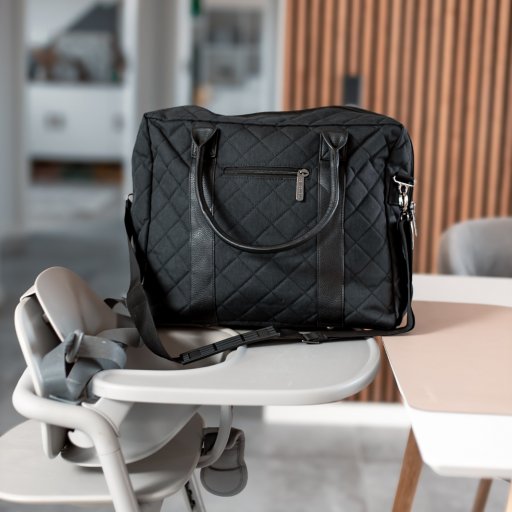 Nora tester Manostiles Perfect Black pusletaske på tur med børnene