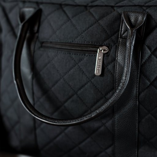 Nora tester Manostiles Perfect Black pusletaske på tur med børnene