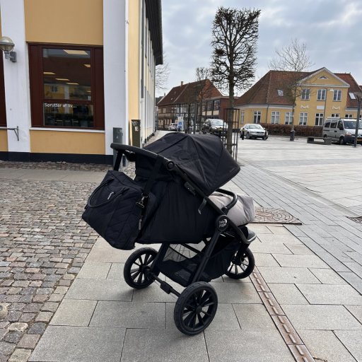 Nora tester Manostiles Perfect Black pusletaske på tur med børnene