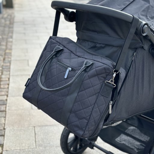 Nora tester Manostiles Perfect Black pusletaske på tur med børnene