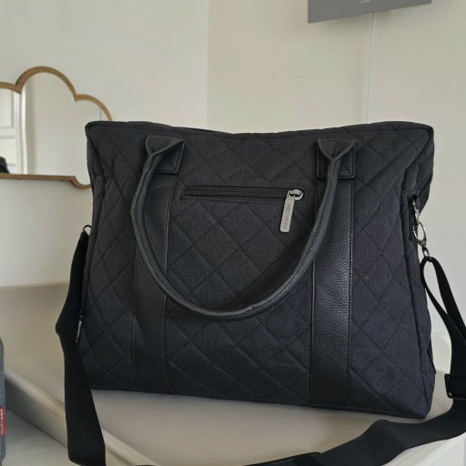 Irina bruger Perfect Black pusletasken til hverdag med sin datter