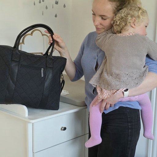 Irina bruger Perfect Black pusletasken til hverdag med sin datter