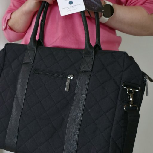 Irina bruger Perfect Black pusletasken til hverdag med sin datter