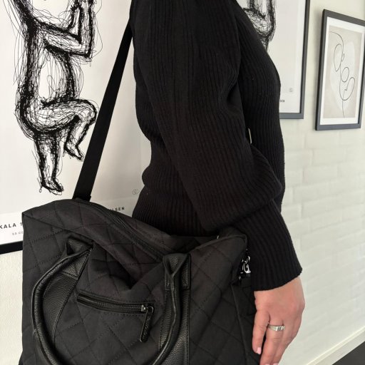 Janni bruger Perfect Black pusletasken til både hverdag og ture med børnene