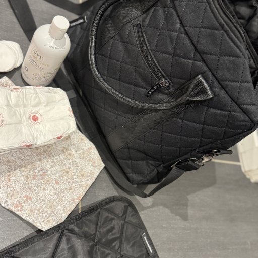 Christina bruger pusletasken fra Manostiles på tur med Matheo