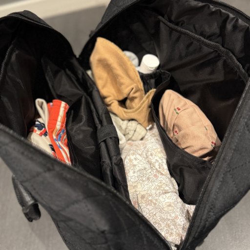 Christina bruger pusletasken fra Manostiles på tur med Matheo