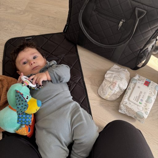 Christina bruger pusletasken fra Manostiles på tur med Matheo