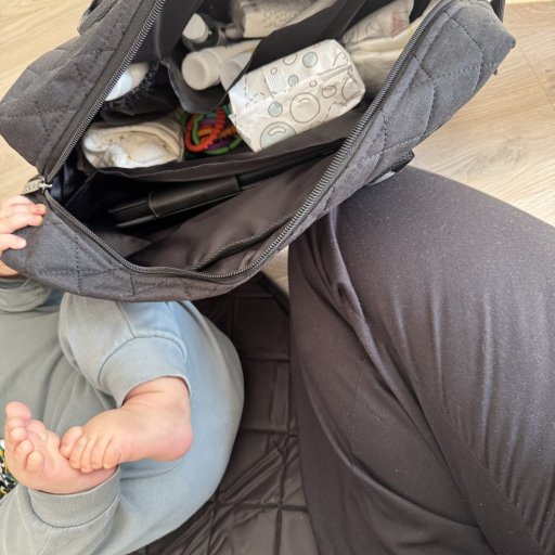 Christina bruger pusletasken fra Manostiles på tur med Matheo