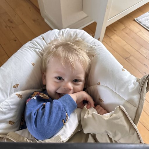 Zelma nyder varme, tryghed og komfort i Voksi Explorer køreposen