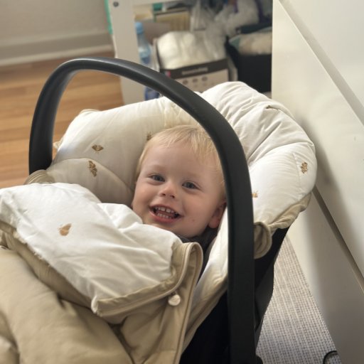 Zelma nyder varme, tryghed og komfort i Voksi Explorer køreposen