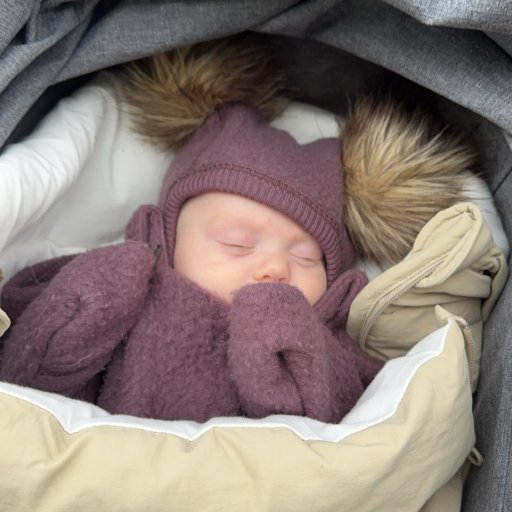 Zelma nyder varme, tryghed og komfort i Voksi Explorer køreposen