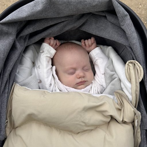 Zelma nyder varme, tryghed og komfort i Voksi Explorer køreposen