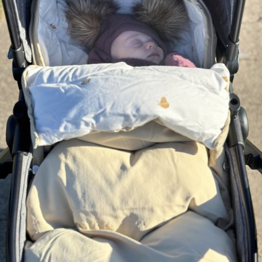 Zelma nyder varme, tryghed og komfort i Voksi Explorer køreposen