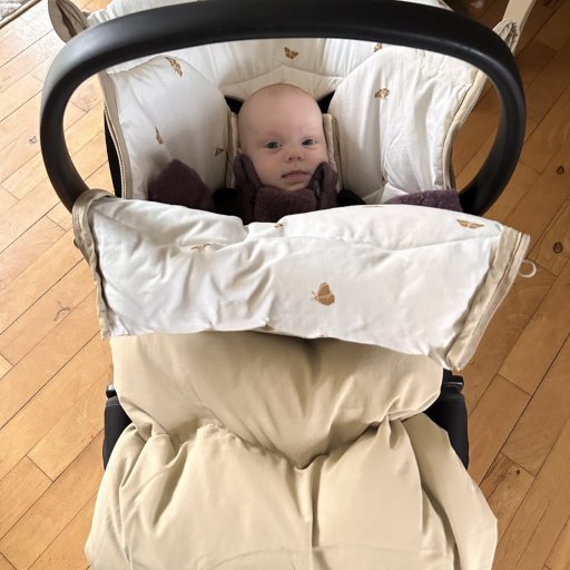 Zelma nyder varme, tryghed og komfort i Voksi Explorer køreposen