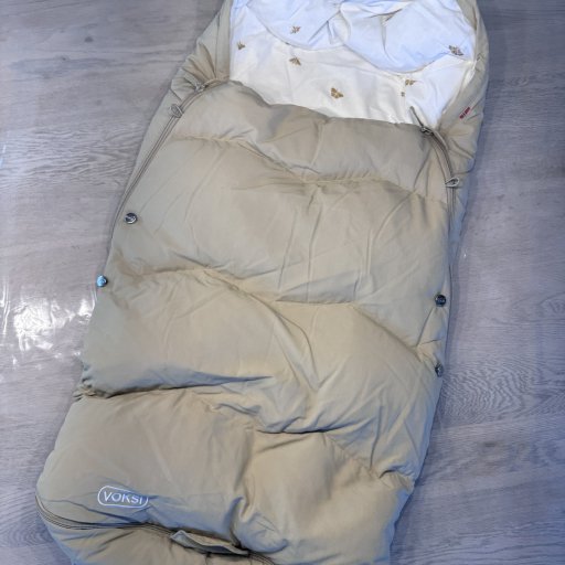 Voksi Explorer giver fleksibilitet på farten og fungerer både som kørepose og legetæppe