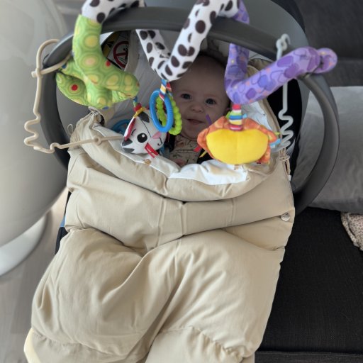 Voksi Explorer giver fleksibilitet på farten og fungerer både som kørepose og legetæppe