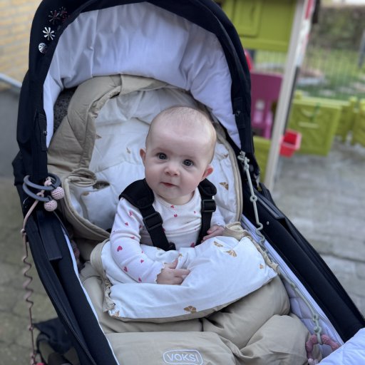 Voksi Explorer giver fleksibilitet på farten og fungerer både som kørepose og legetæppe