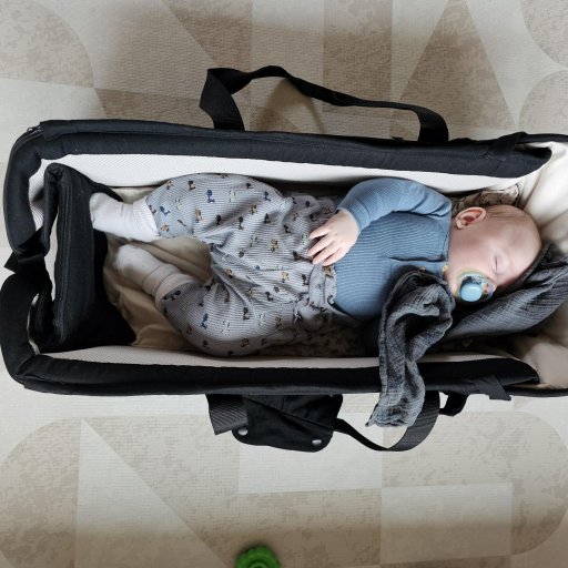 Babynest, lift og legetĂŠppe i Ă©t â nemt at tage med overalt