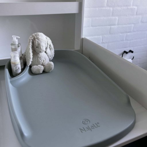 Stilren puslepude i Pine Green â designet til hverdagen med børn