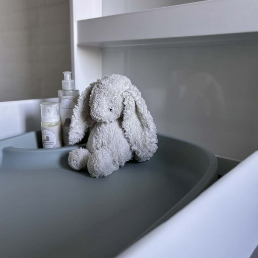 Stilren puslepude i Pine Green â designet til hverdagen med børn