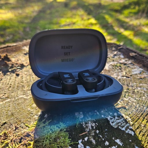 Komplet lydoplevelse med earbuds og trådløs oplader