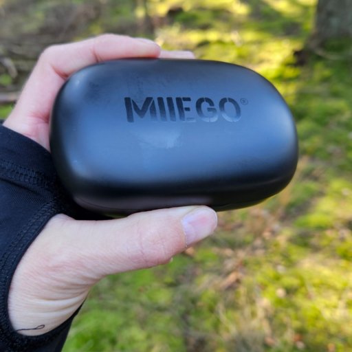 Komplet lydoplevelse med earbuds og trådløs oplader