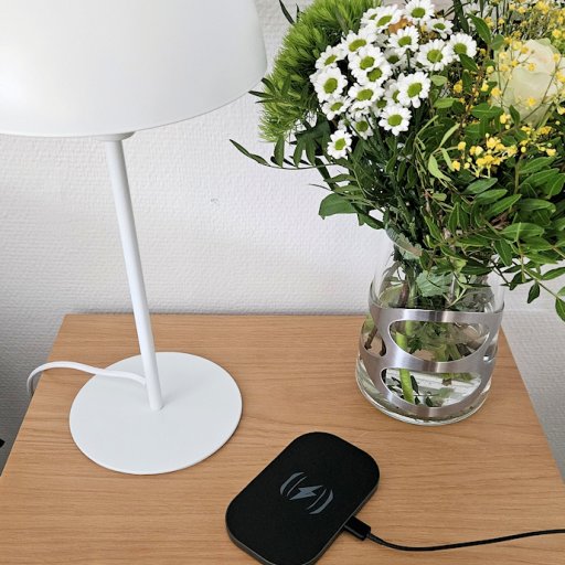 Minimalistisk og stilren trådløs oplader i aluminium