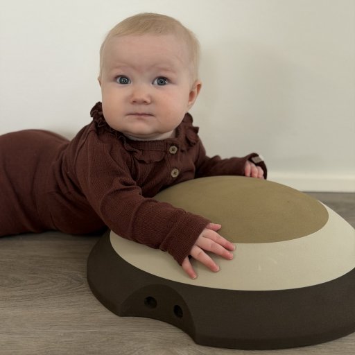 Et alsidigt tumlemøbel til leg og udvikling