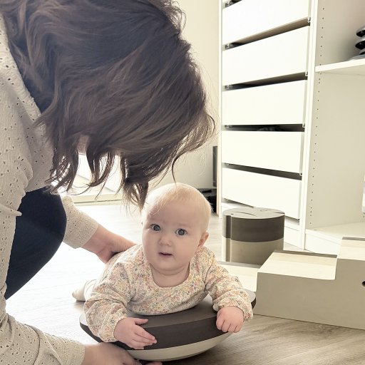 Et alsidigt tumlemøbel til leg og udvikling