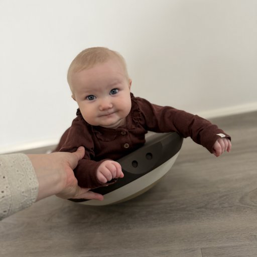 Et alsidigt tumlemøbel til leg og udvikling