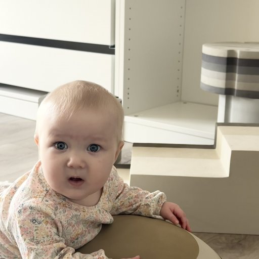 Et alsidigt tumlemøbel til leg og udvikling