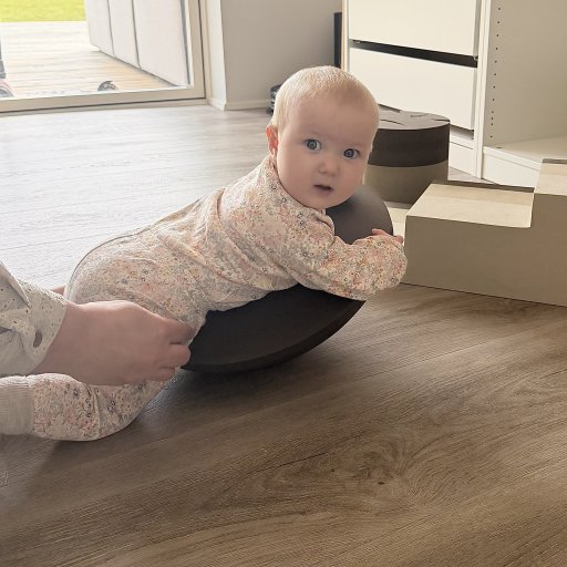 Et alsidigt tumlemøbel til leg og udvikling