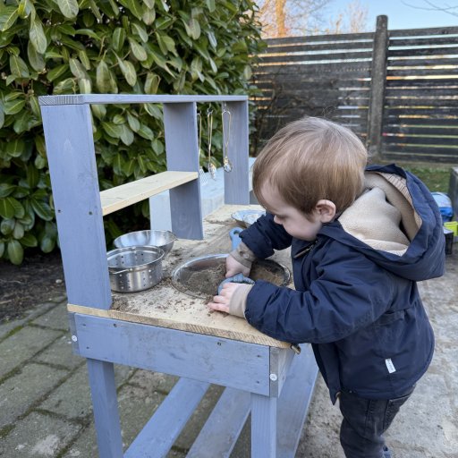 Udeleg med fantasi, sand og masser af leg