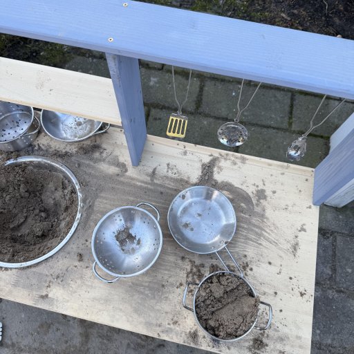 Udeleg med fantasi, sand og masser af leg