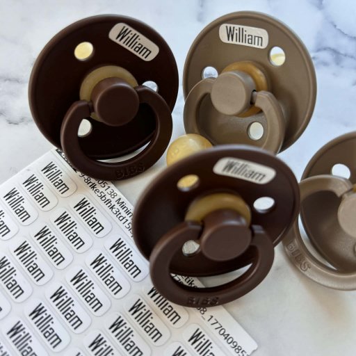 Personlige mærker til både tøj, penalhus og små hverdagsting