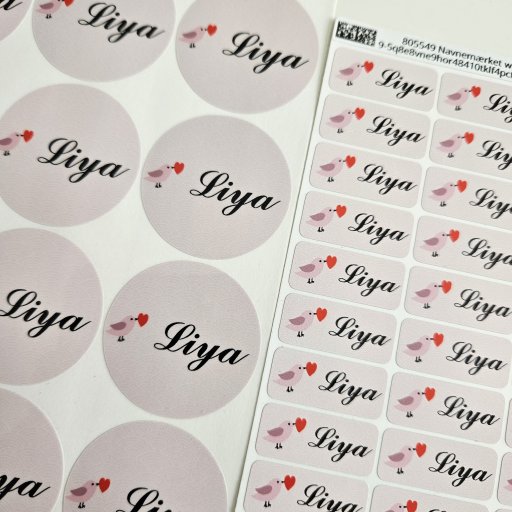 Navnemærker og klistermærker der skaber overblik i garderobe og skoleliv