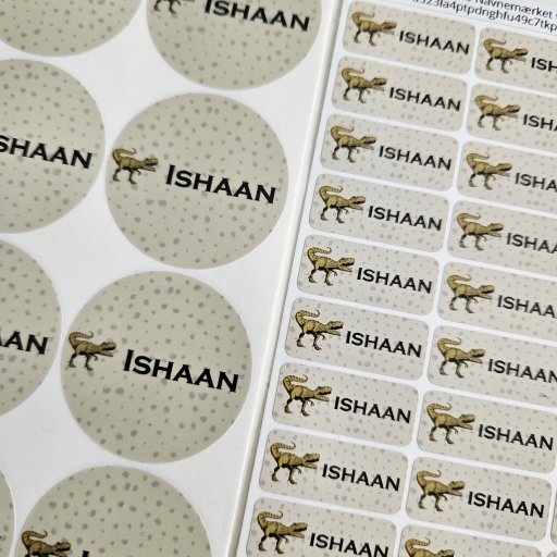 Navnemærker og klistermærker der skaber overblik i garderobe og skoleliv