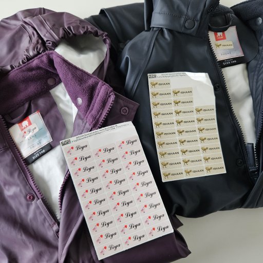 Navnemærker og klistermærker der skaber overblik i garderobe og skoleliv