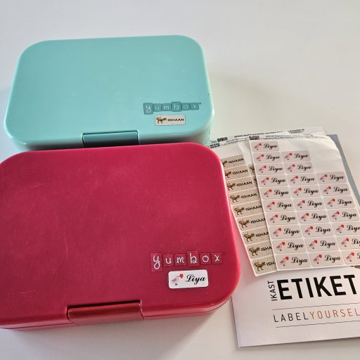 Navnemærker og klistermærker der skaber overblik i garderobe og skoleliv