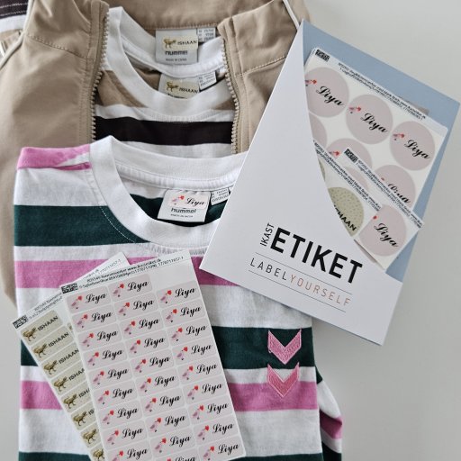 Navnemærker og klistermærker der skaber overblik i garderobe og skoleliv