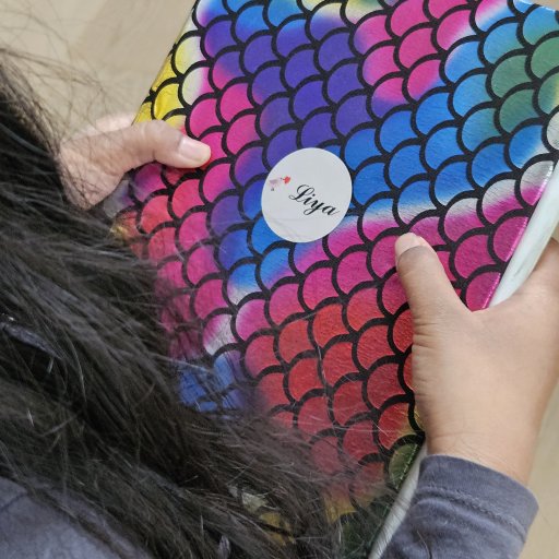 Navnemærker og klistermærker der skaber overblik i garderobe og skoleliv