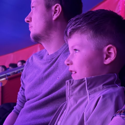 Hyggelig cirkusstemning i det intime telt i Cirkus Baldoni