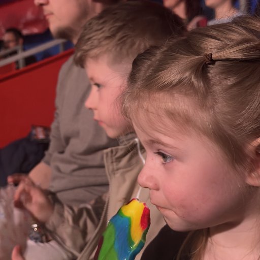 Hyggelig cirkusstemning i det intime telt i Cirkus Baldoni