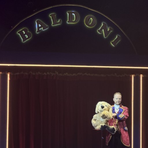 Massere af grin med det sjove bugtaler-nummer