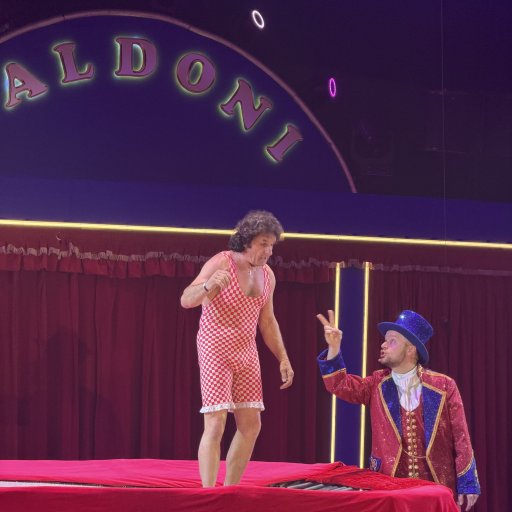 Massere af grin med det sjove bugtaler-nummer