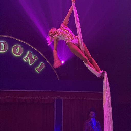 Massere af grin med det sjove bugtaler-nummer