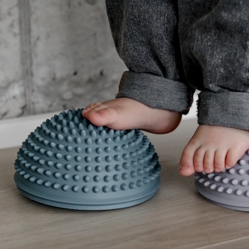 Sanseleg med fart på: balance, boldspil og bevægelse