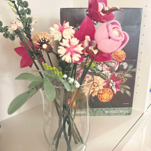 Den færdige LEGO blomsterbuket pynter smukt i hjemmet