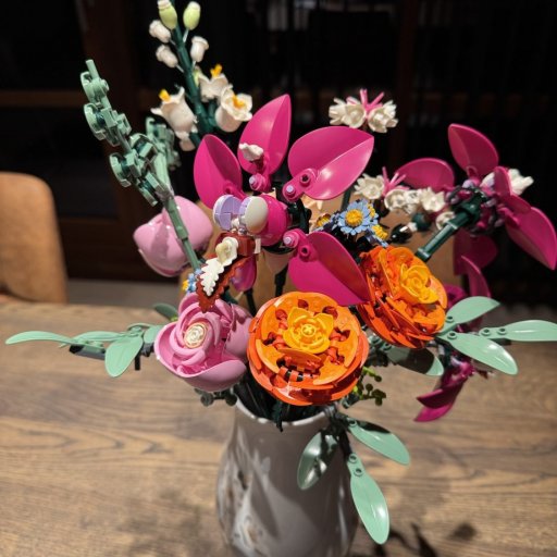 Den færdige LEGO blomsterbuket pynter smukt i hjemmet