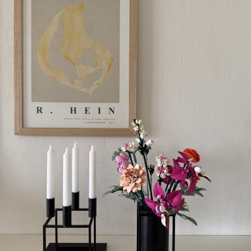 Den færdige LEGO blomsterbuket pynter smukt i hjemmet